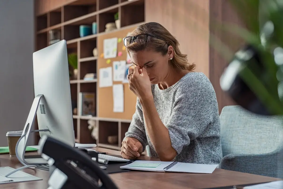 Vrouw achter bureau met surmenage